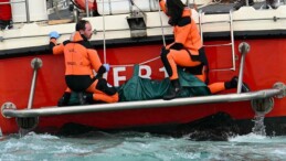 Milyarderin lüks yatı suya gömülmüştü… 2 kişinin cansız bedenine ulaşıldı