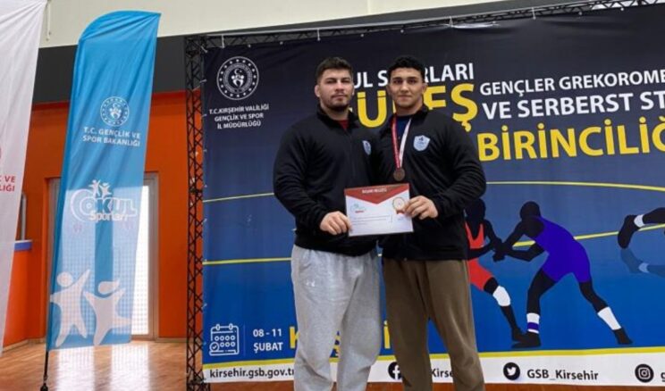 Ailesini kaybettiği kazada yaralanan güreşçi Beytullah Sarı’dan muhteşem dönüş