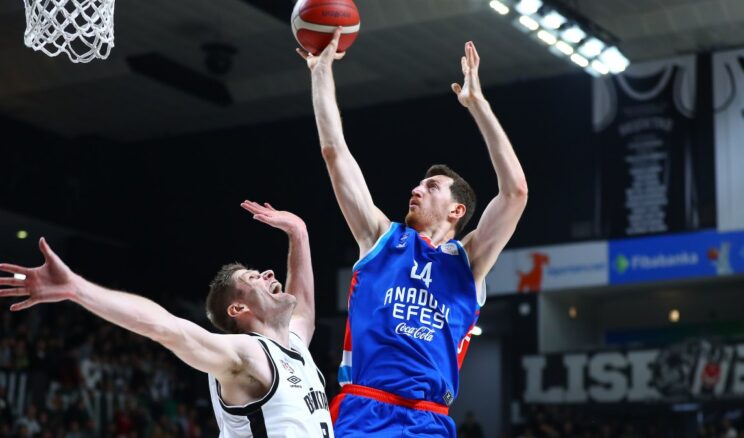 Anadolu Efes’i mağlup eden Beşiktaş yarı finale yükseldi