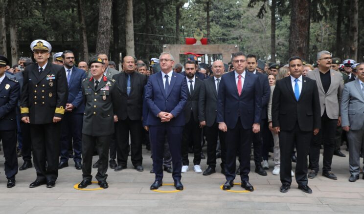 İSTE  Rektörü Prof. Dr. Mehmet DURUEL, 18 Mart Şehitleri Anma Günü kapsamında İskenderun Karaağaç Asri Mezarlığı Şehitliği’ni ziyaret etti
