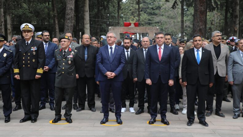 İSTE Rektörü Prof. Dr. Mehmet DURUEL, 18 Mart Şehitleri Anma Günü kapsamında İskenderun Karaağaç Asri Mezarlığı Şehitliği’ni ziyaret etti