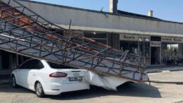 Susurluk’ta Şiddetli Rüzgar Dev Reklam Tabelasını Devrirdi