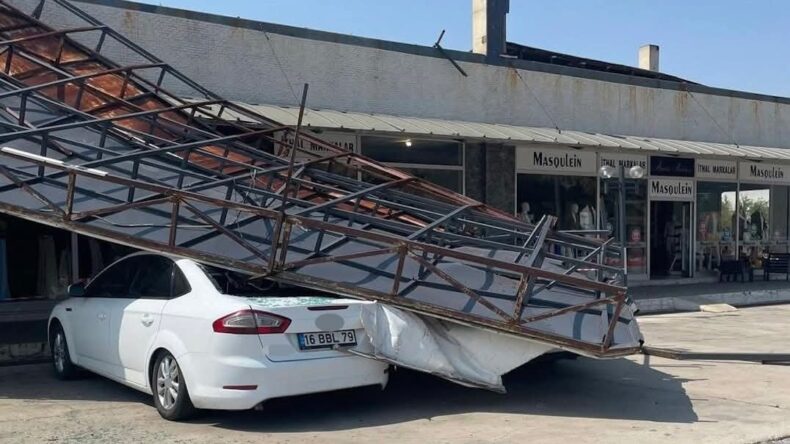 Susurluk’ta Şiddetli Rüzgar Dev Reklam Tabelasını Devrirdi