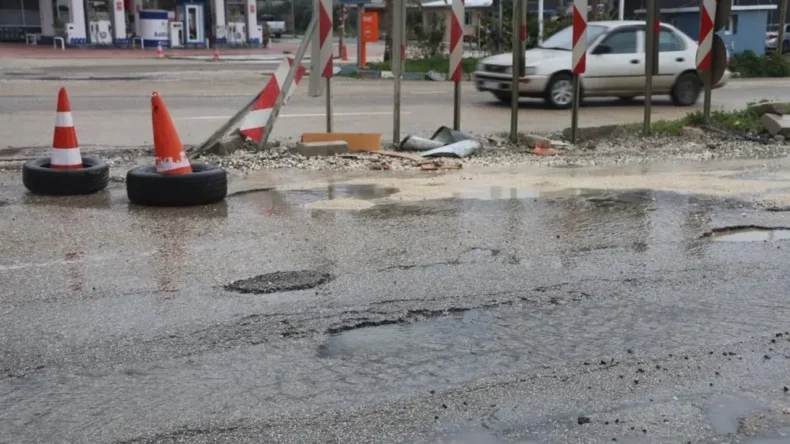 Samandağ’da Çukur Tepkisi: Vatandaş Belediyeden Yol İstiyor