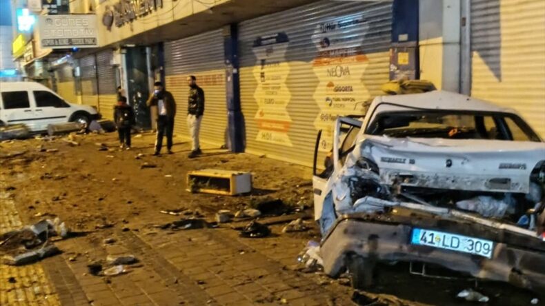 Adana’da Park Halindeki Araçlara Çarpan Cip Kazası: 1 Yaralı