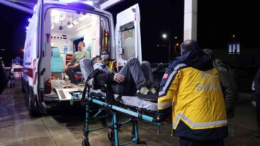 Adana’da Fabrika İşçilerini Taşıyan Minibüs Devrildi: 13 Yaralı