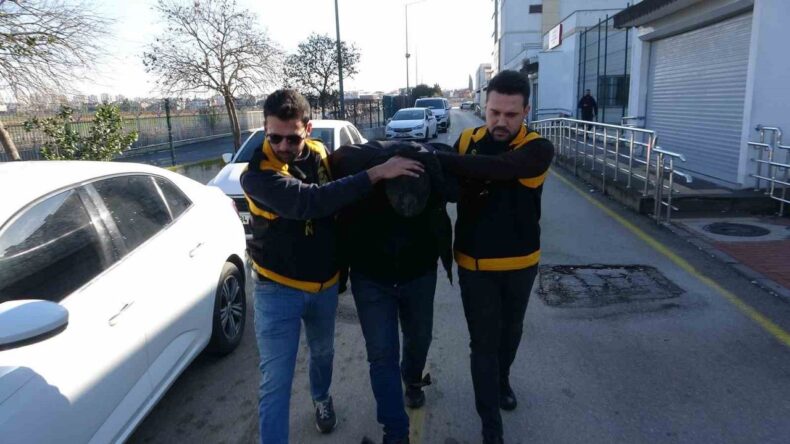 Adana’da Kaskla Servis Aracının Camını Kıran Sürücü Serbest Bırakıldı