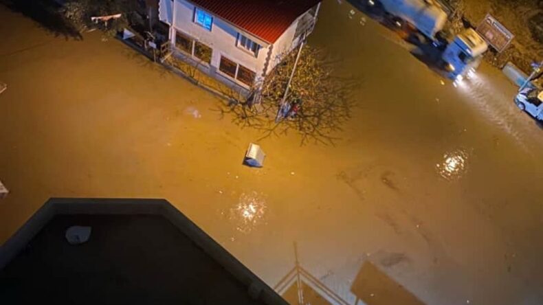 Adana’da Sağanak Yağmur Hayatı Felç Etti: Yollar Göle Döndü, Araçlar Mahsur Kaldı