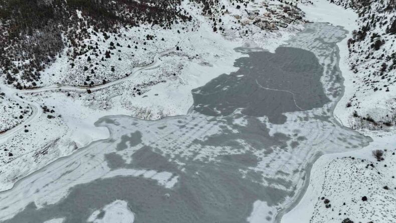 Adana’nın Sibiryası’nda Kürebeli Barajı Buz Tuttu