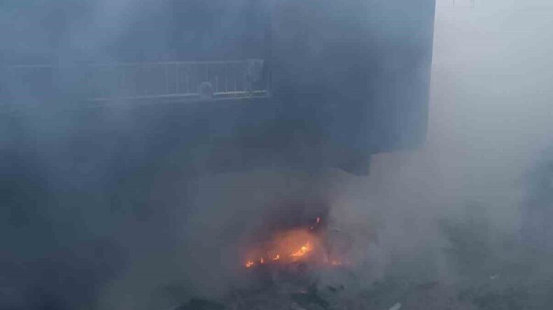 Altınözü’nde Odunluk Yangını: Yangın Söndürme Çalışmaları Devam Ediyor