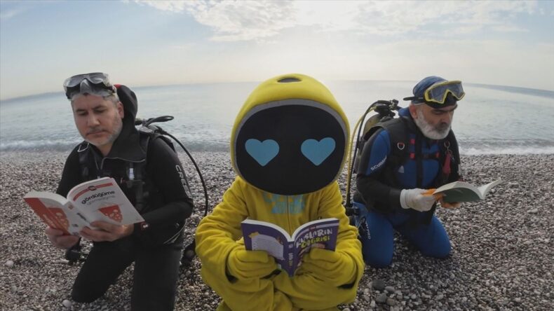 Antalya’da Dalgıçlar Su Altında Kitap Okudu