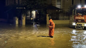 Antalya’da Fırtına ve Hortum Zarar Verdi