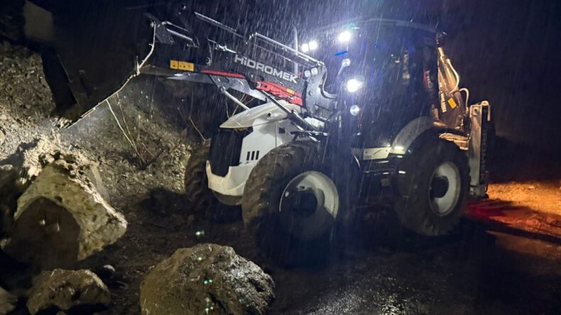 Antalya’da İstinat Duvarı Çöktü, 4 Kişi Araçta Mahsur Kaldı