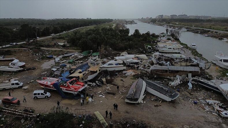 Antalya Aksu’da Hortum Felaketi: Bir Yaralı, Zarar Gören Tekneler