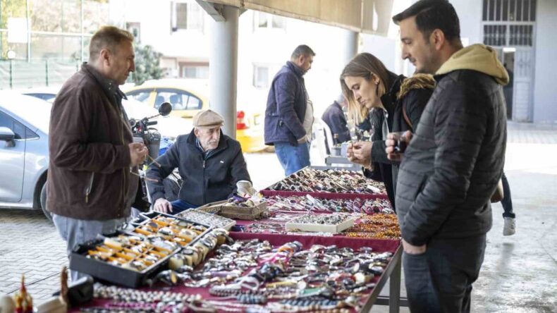 Mersin’de Antika Pazarı Nostalji Tutkunlarını Buluşturuyor