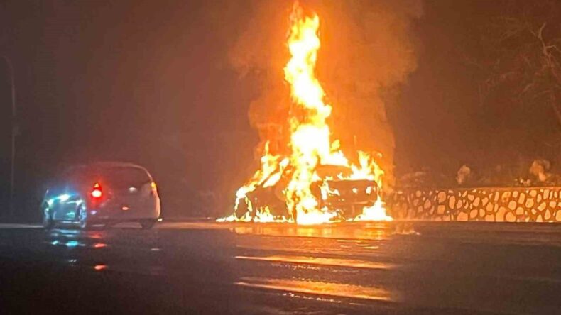 Burdur’da Lüks Otomobil Alev Alev Yandı