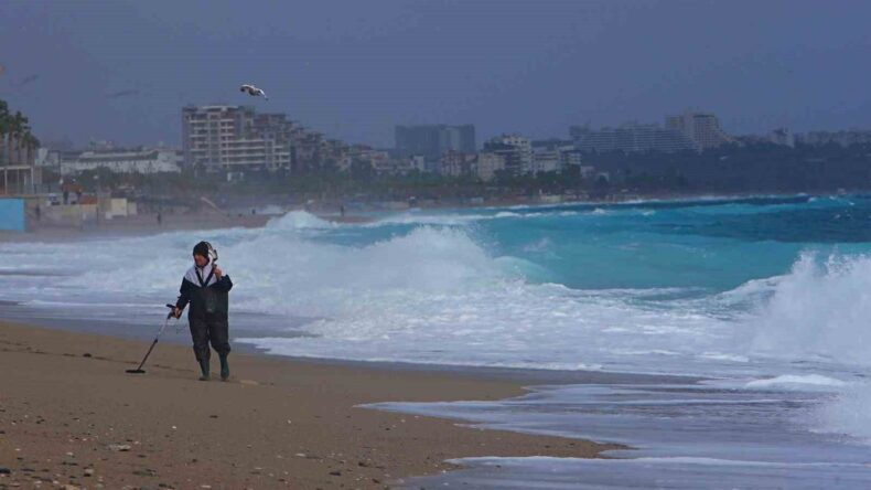 Define Avcıları Fırtınada İş Başında: Dev Dalgalarla Mücadele