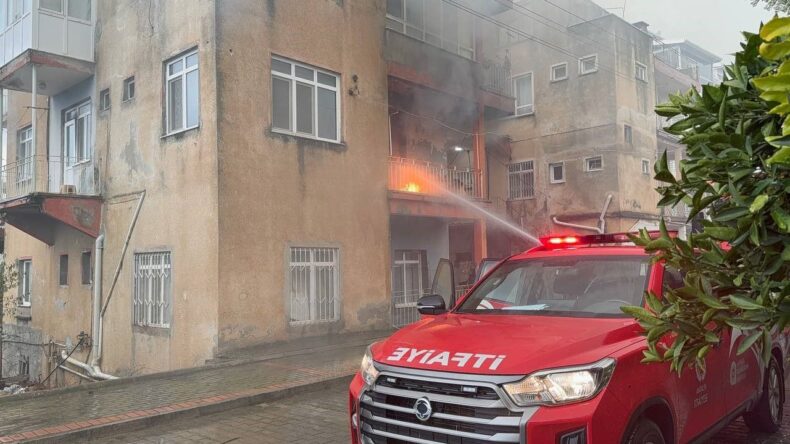 Gazipaşa’da Üç Katlı Evde Yangın Paniği