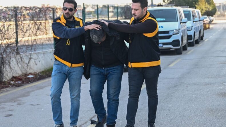 Adana’da Motosikletli Saldırganın İşçi Servisi Camını Kırması: Ehliyete El Konuldu