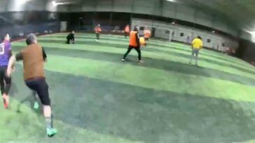 Halı Sahanın Çatısı Çöktü: Futbolcular Kaçarken Kamerada