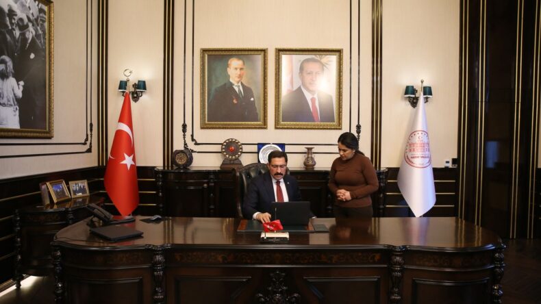 Hatay Valisi Mustafa Masatlı, AA’nın ‘Yılın Kareleri’ Oylamasına Katıldı