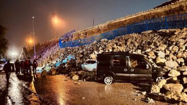 Hatay’da İstinat Duvarı Çöktü: 6 Araçta Hasar Oluştu