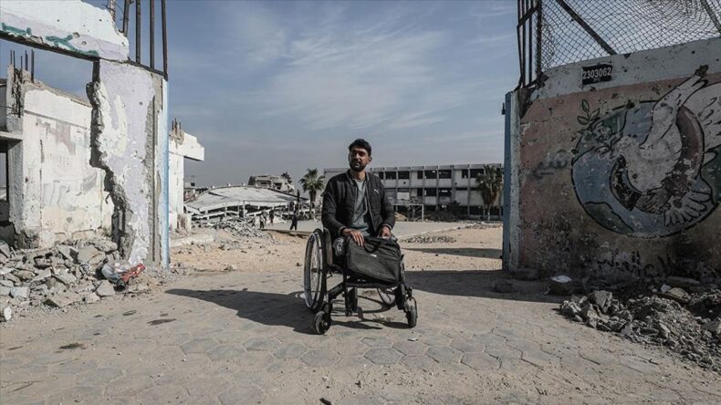 İsrail Saldırısında İki Bacağını Kaybeden Gazzeli Öğretmen, Eğitim Hayatına Dönmeyi Hayal Ediyor