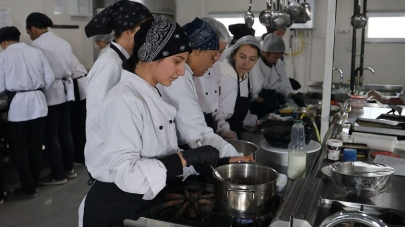 Kahramanmaraş’ta Aşçılık Öğrencileri Taşımalı Öğrenciler İçin Yemek Hazırlıyor