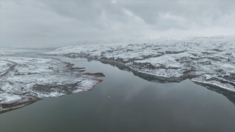 Kar Yağışıyla Beyaza Bürüyen Ilısu Barajı’nın Dronla Görüntüleri
