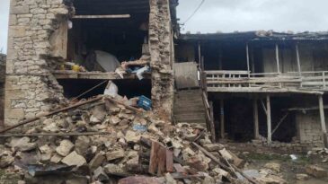 Komşusu ‘Adam Öldü, Evi de Yıkıldı’ Dedi, O Anda Ev Çöktü