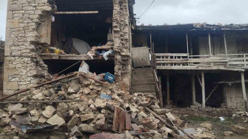 Komşusu ‘Adam Öldü, Evi de Yıkıldı’ Dedi, O Anda Ev Çöktü