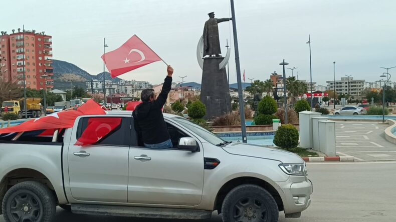 Kozan’da YPG/SDG Yandaşlarının Türk Bayrağına Saldırısına Tepki