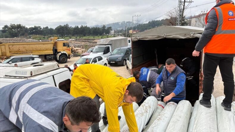 Kumluca’da Hortumdan Etkilenen Çiftçilere Plastik Sera Örtüsü Desteği