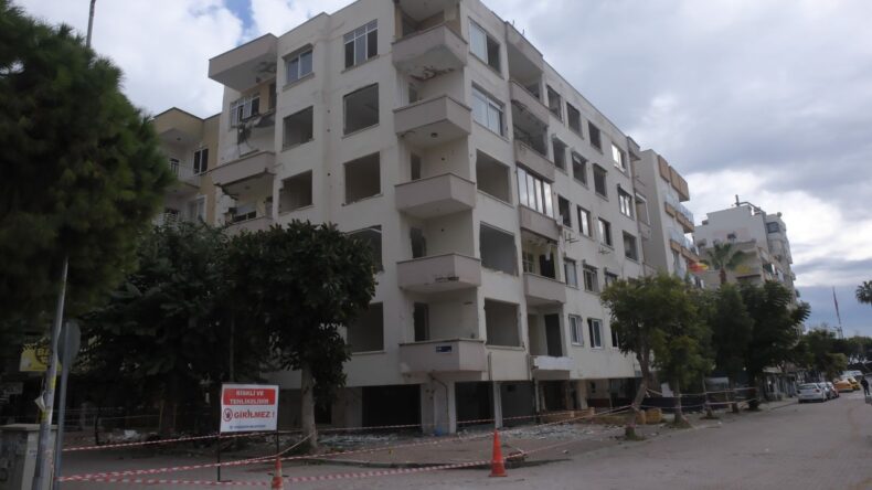 Mersin’de Atıl Binada Balkon Çökmesi: 2 Daire Etkilendi