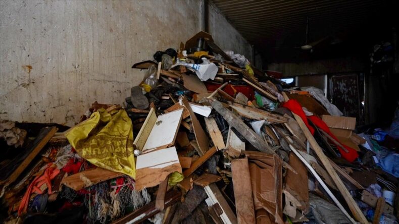 Mersin’de Bir Evden 168 Ton Çöp Çıktı