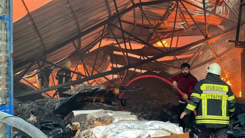 Mersin’de Plastik Ham Madde Deposunda Yangın: İtfaiye Ekipleri Müdahale Ediyor