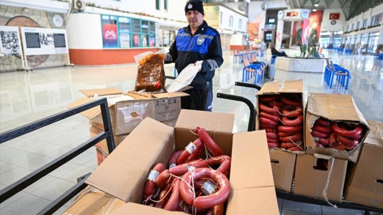 Mersin’de Yolcu Otobüslerinde 300 Kilogram Sucuk ve 2 Koli Çiğköfteye El Konuldu