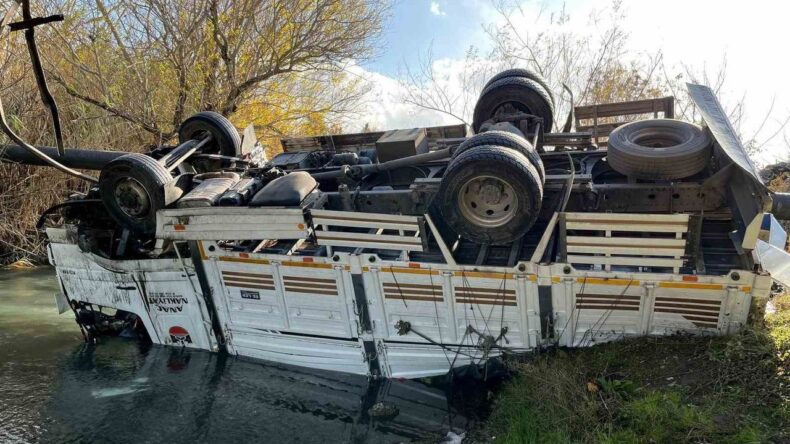 Osmaniye’de Turp Yüklü Kamyon Dereye Devrildi