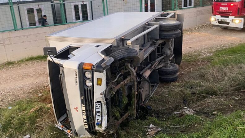 Serik’te Şarampole Devrilen Kamyonetin Sürücüsü Yaralandı