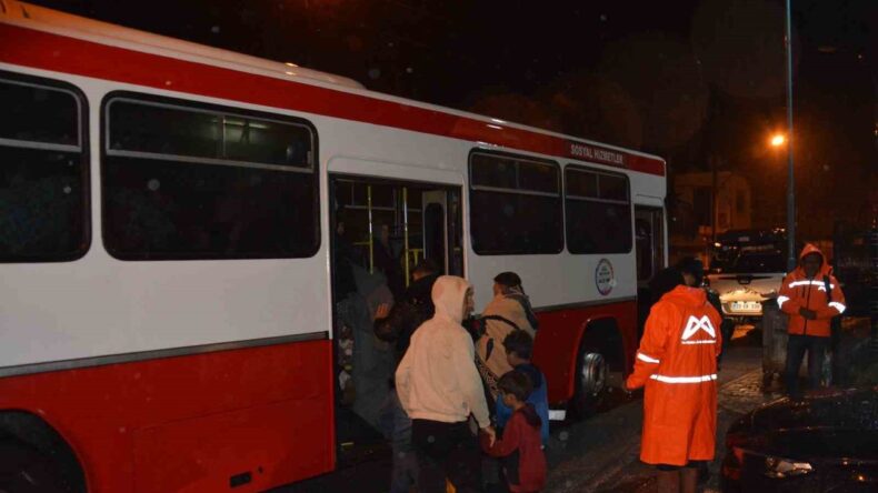 Tarsus’ta Sağanak Yağış Sonrası Sel Felaketi: İşçiler Tahliye Edildi