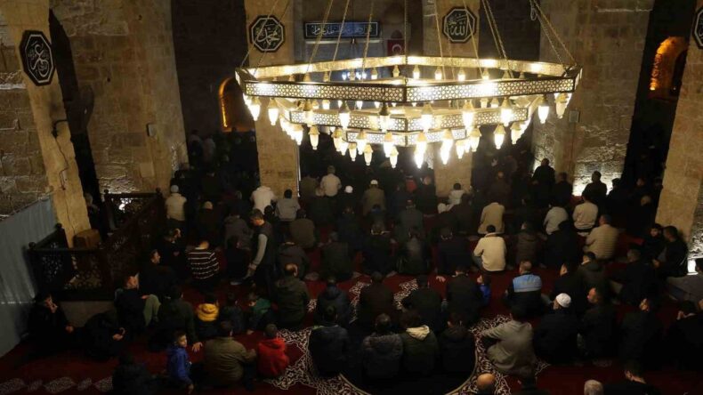 6 Asırlık Tarihi Camide Berat Kandili’nde Eller Semaya Açıldı