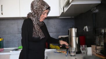 6 Şubat Depremlerinin Üçüncü Yılı: Eşini Özlemle Anan Depremzede Kadın