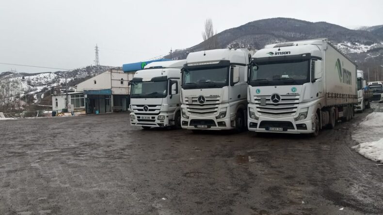 Ardahan’da Türkgözü-Posof-Damal Kara Yolu Tırlara Kapatıldı