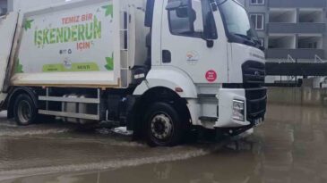 Göle Dönüşen Yol Yüzünden Derse Gidemeyen Öğrenci