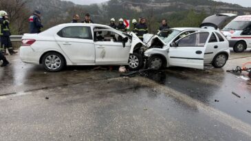 Burdur’da İki Otomobilin Çarpıştığı Kazada 7 Kişi Hayatını Kaybetti