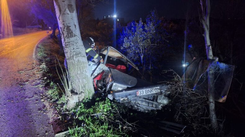 Hatay’da Ağaca Çarpan Otomobilin Sürücüsü Yaralandı