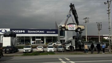 Kamyoneti Vinç ile Asıp Firma Önünde Eylem Yaptılar