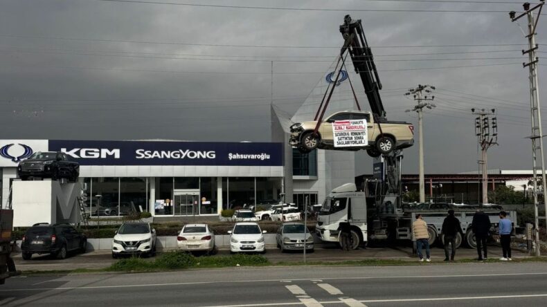 Kamyoneti Vinç ile Asıp Firma Önünde Eylem Yaptılar