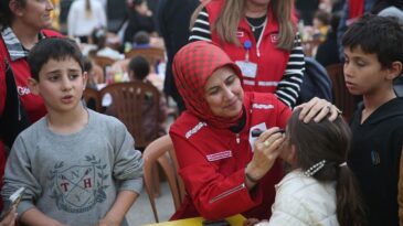 Kızılay Genel Başkanı Yılmaz, Hatay’da Depremzedelerle Aynı Sofrada Buluştu