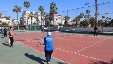 Akdeniz Belediyesi Tenis Kursu Genç Yetenekleri Yetiştiriyor